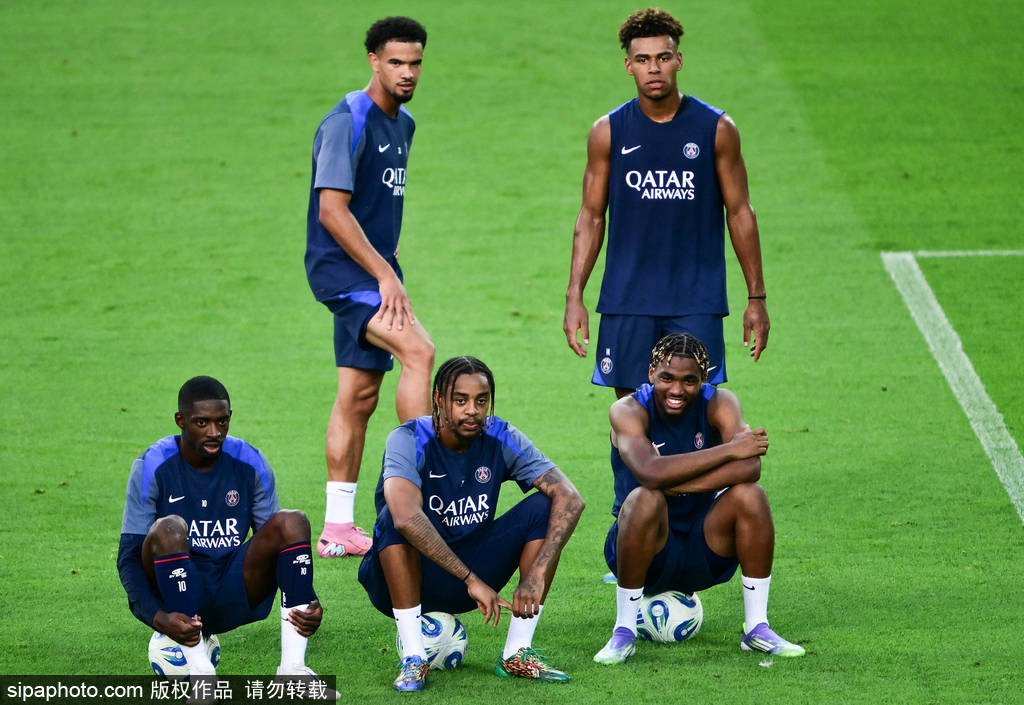 登贝莱险胜亚玛尔,荣膺2025年《十一人》金球奖 登贝莱险胜亚玛尔,荣膺2025年《十一人》金球奖