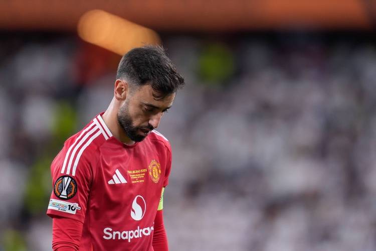 70万镑免税周薪!英媒曝沙特冬窗继续追求曼联队长,开价1亿英镑 70万镑免税周薪!英媒曝沙特冬窗继续追求曼联队长,开价1亿英镑